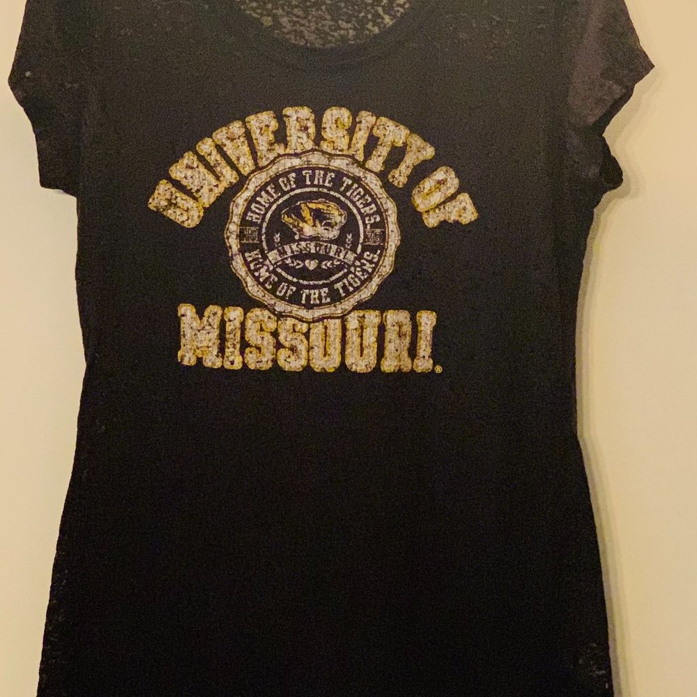 T-shirt, v-neck, navy blue.